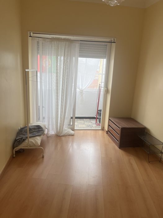 Alugar quarto !cama  sera opcional ! Disponivel de imediato