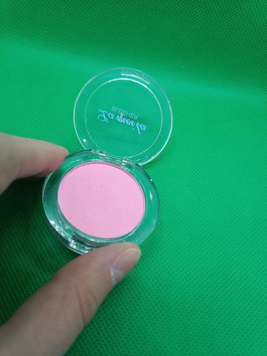 Przepiękny jasny cukierkowy róż w opakowaniu z małym lusterkiem