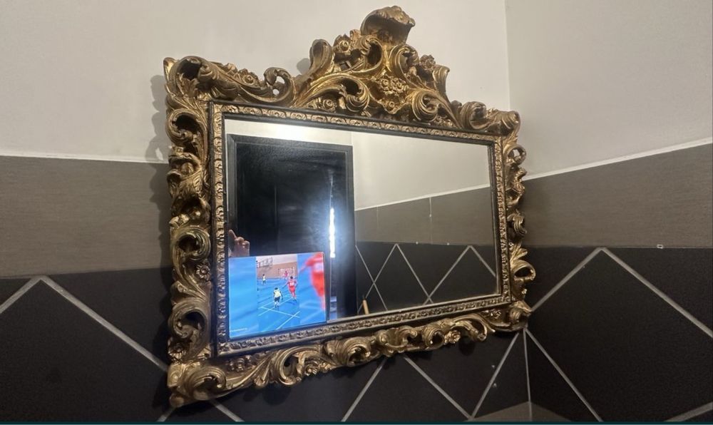 ipad Apple para ver filmes youtube inserido em espelho dourado