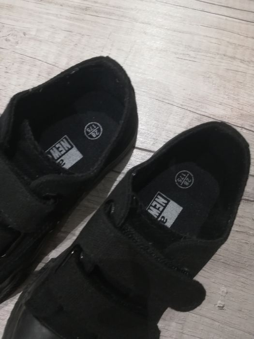 Sprzedam garnitur dresowy dla chłopca + czarne trampki na rzep