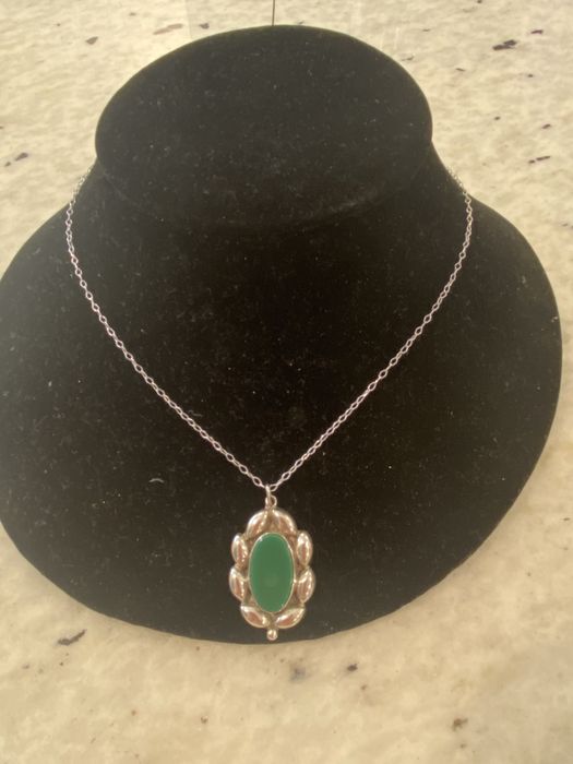 На подарунок срібне колье