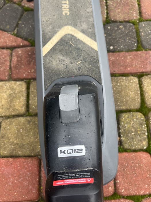 Hulajnoga elektryczna.