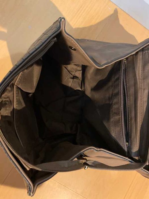 Mala, bolsa padrão e textura crocodilo castanha com detalhes dourados