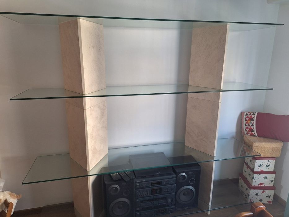 Movel estante de sala em marmore com quatro prateleiras de vidro