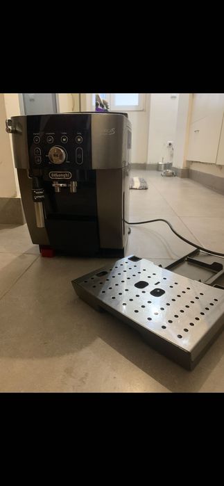 Vendo uma cafeteira delonghe usada