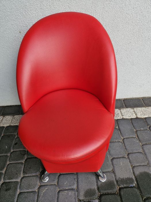 Czerwone pufy ze schowkiem