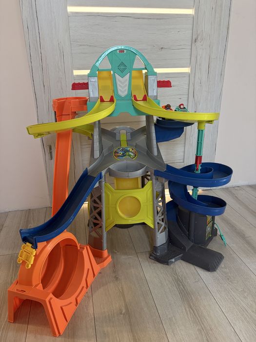 Wieża wyscigowa z petla fisher price