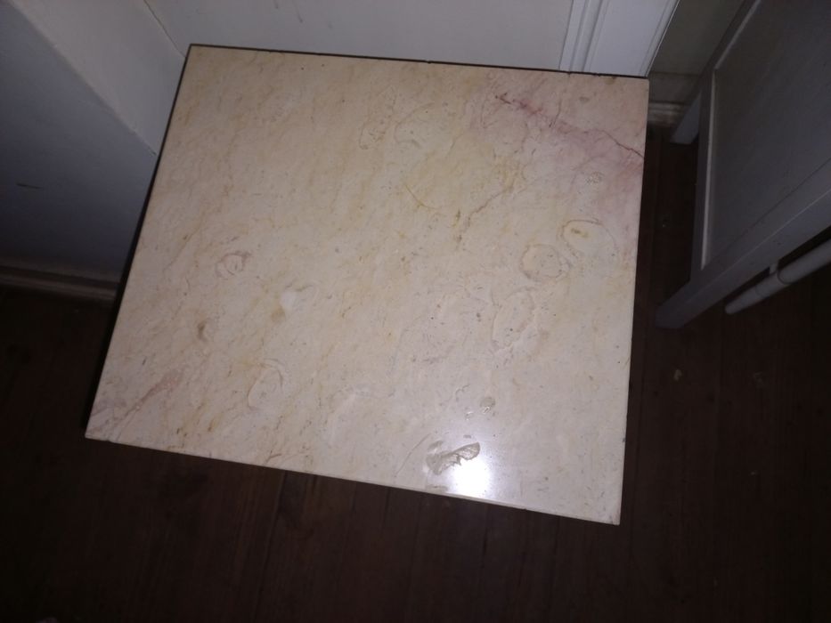 Mesa cabeceira com pedra