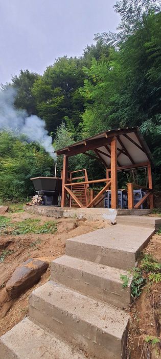 Великий Чан під відкритим небом з гарним краєвидом на гори