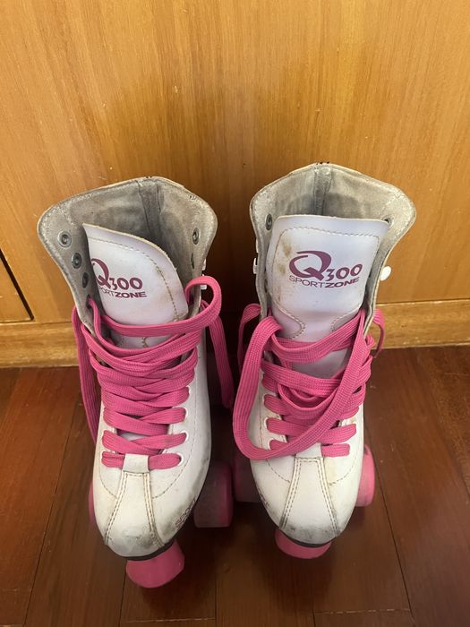 Patins de gelo rosas e brancos