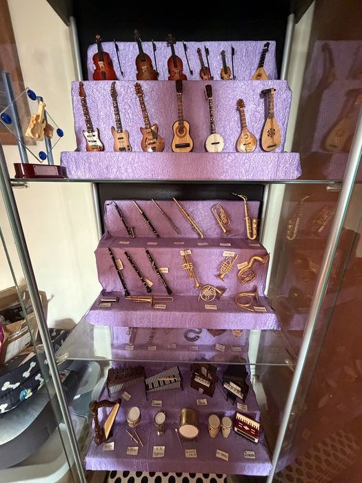 Vitrine com 45 miniaturas de instrumentos musicais