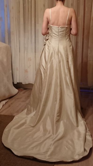 Kremowa suknia ślubna z trenem - rozmiar 38/40