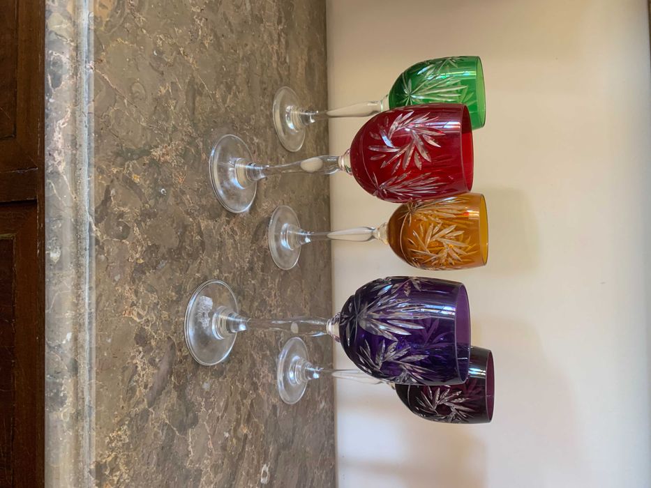 Conjunto de 5 copos em cristal colorido lapidado (estilo Boémia)