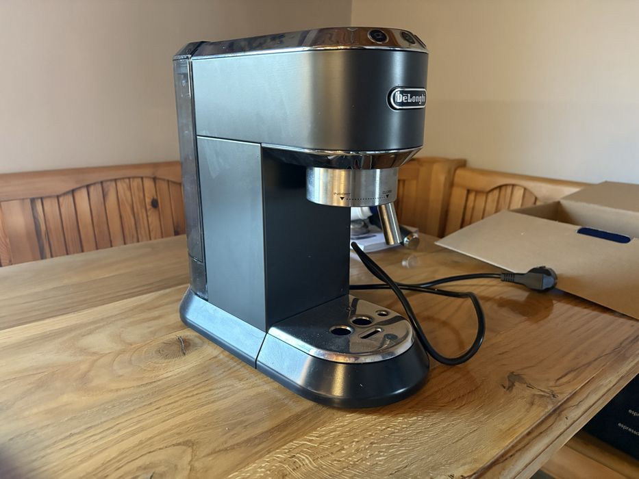 ekspres do kawy DeLonghi Dedica Style EC685.BK