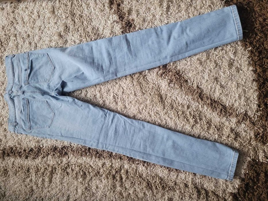 Jasne jeansy rurki, dopasowane, firma zara