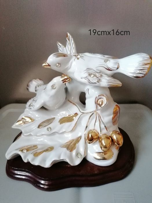 Estátuas em marfinite e porcelana em base de madeira, como novas