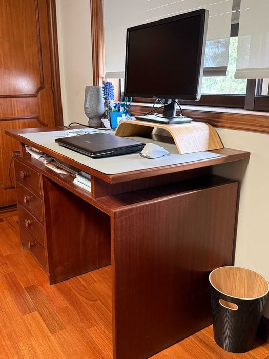 Secretária em madeira maciça