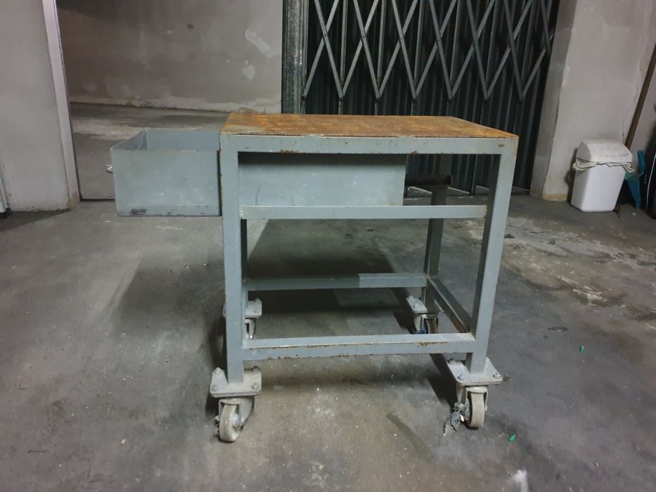 Mesas em Chapa com rodas e gaveta