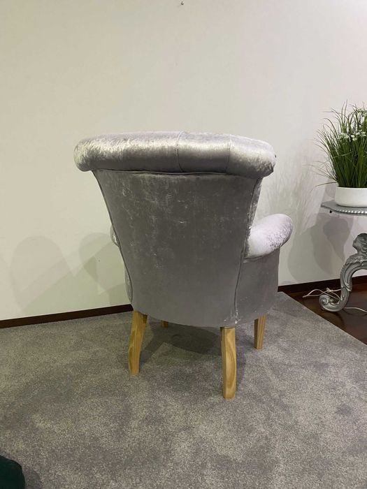 Senhorinha prateada e espelho prateado