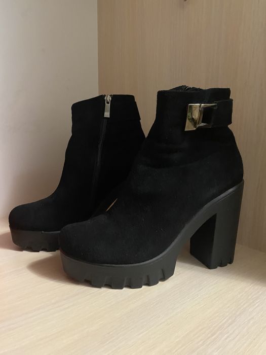 Зимові жіночі замшеві чоботи на каблуку