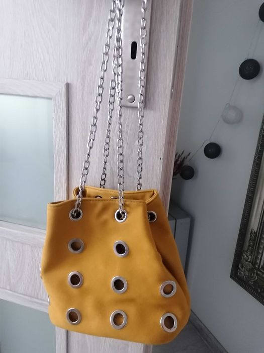 Sprzedam torebke na łańcuszku kolor musztardowy