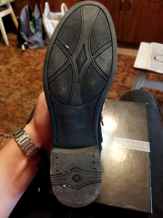 Продам новые женские ботинки размер 39