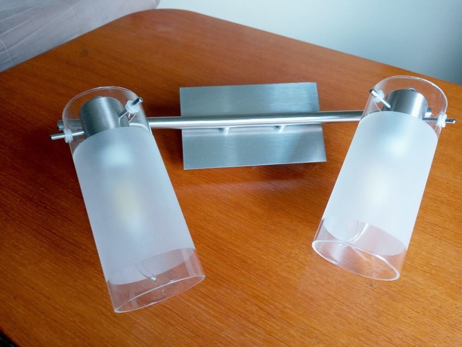 Piękna i nowoczesna lampa szczotkowana stal z żarówkami LED