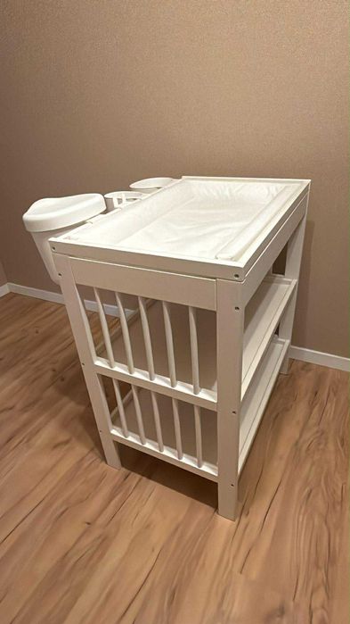 Przewijak Gulliver wraz z pojemnikami oraz matą.