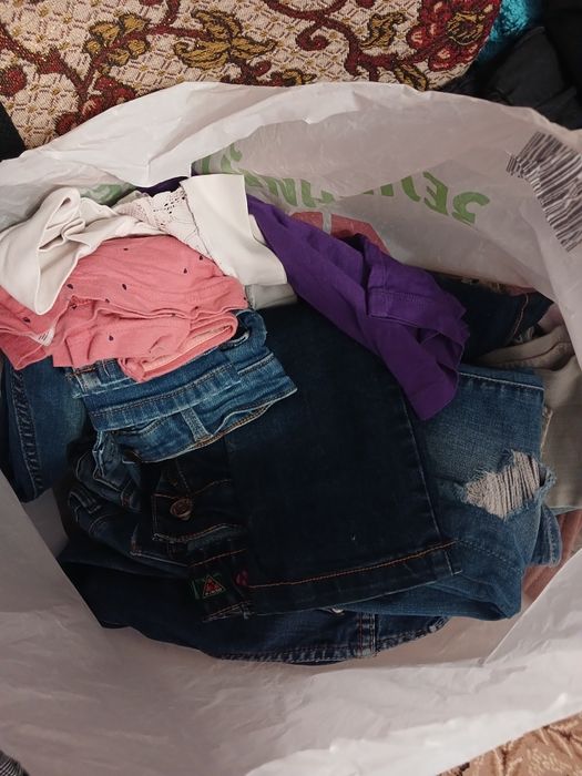 Віддам пакет одягу для дівчинки