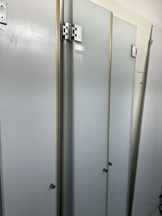 Par de portas em vidro preto ou branco com ferragens em aço e puxadores