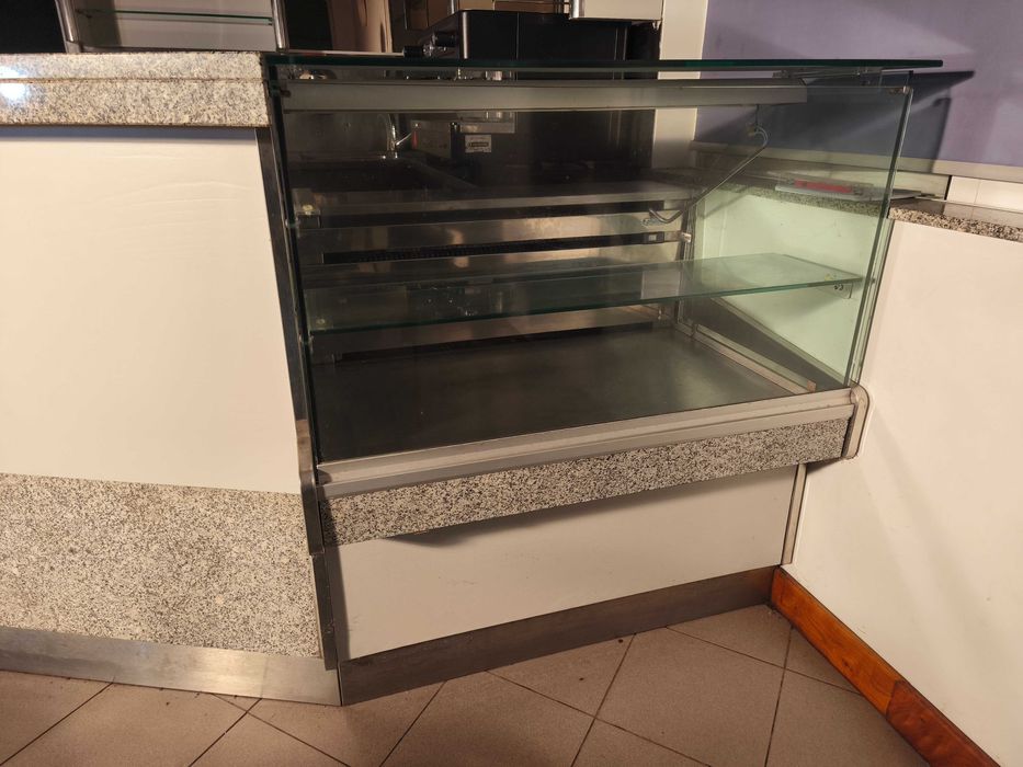 Balcão vitrine e prateleiras para snack bar ou café