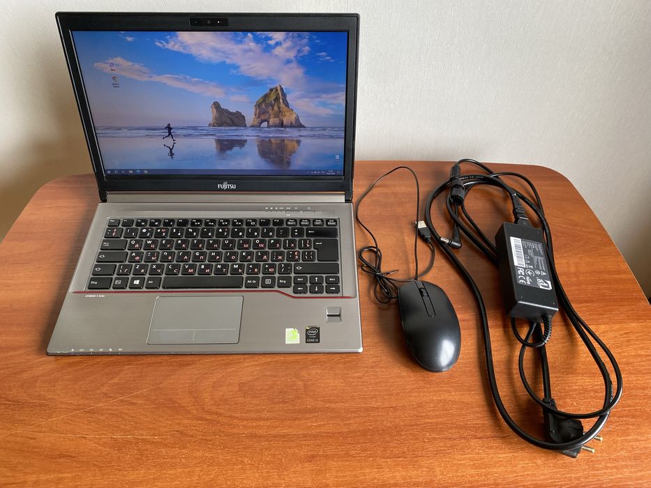 Fujitsu / Intel core i5-4300M 2.60 GHz. 4gb