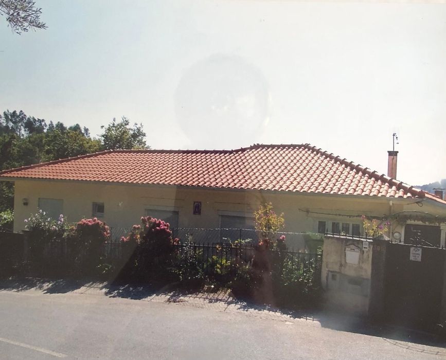 Vende- se vivenda com terreno