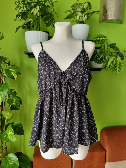 Czarna bluzka w kwiaty kwiatki ditsy floral dekolt V serek peplum boho cottagecore