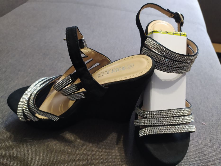 Нове взуття для гарних модниць ціна вказана за сапожки