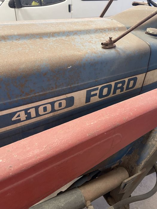 Trator Ford em bom estado