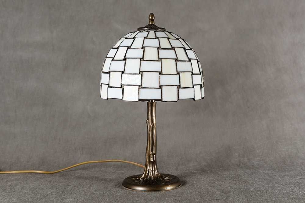 Mosiężna lampa stołowa w stylu Tiffany, z kloszem witrażowym