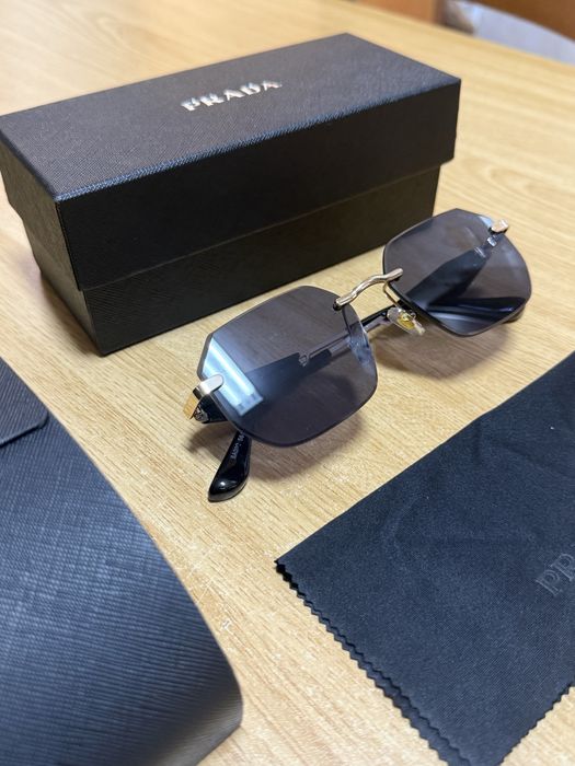 Oculos Prada com lentes pretas na caixa