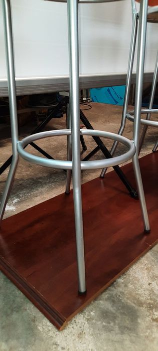 Bancos altos em ferro e madeira para cafe pastelaria