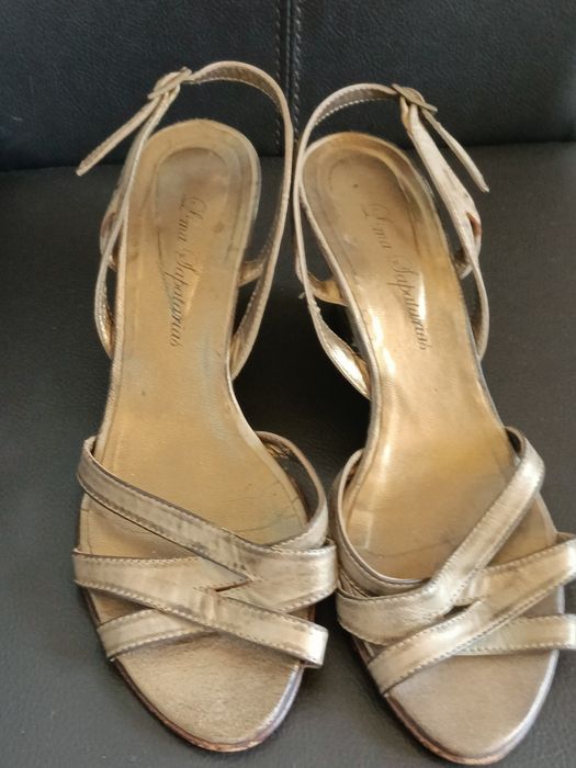 Sandálias em pele e salto em cunha