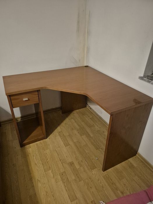 Quarto completo em madeira: Roupeiro, cama, secretária, estante e mesa de cabeceira