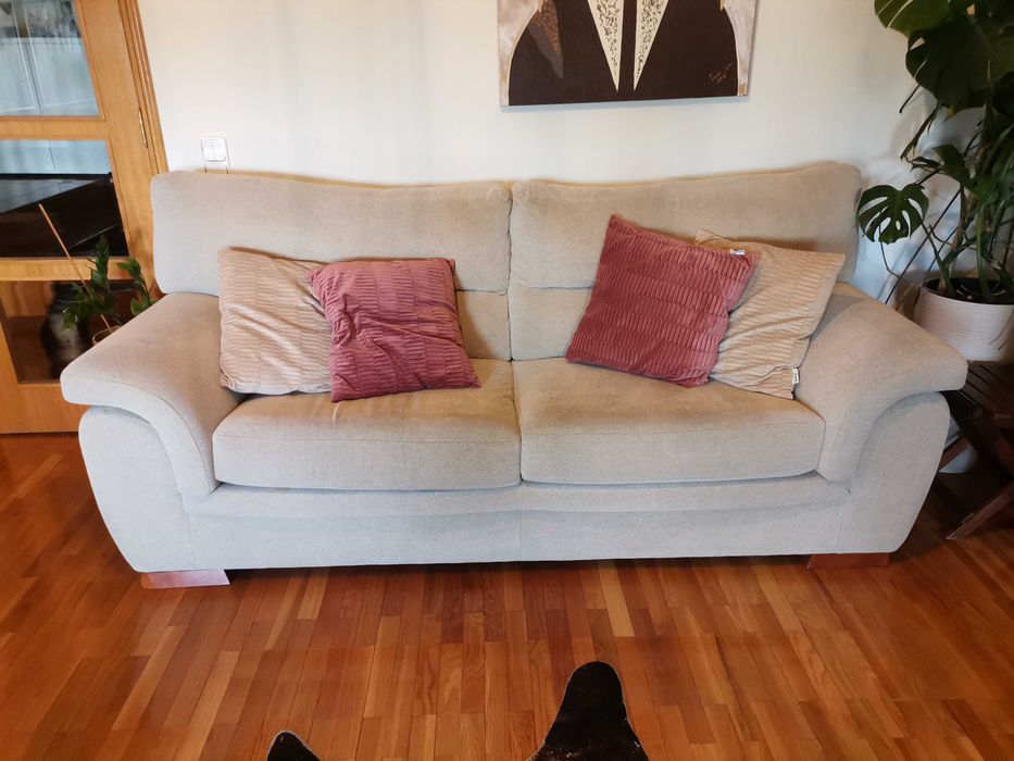 Sofá 2 lugares cor beje.