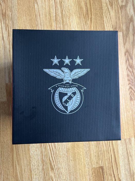 Bola assinada por plantel do Benfica