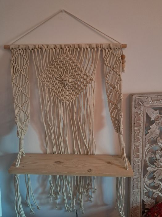 Prateleira com macramé marca SKLUM