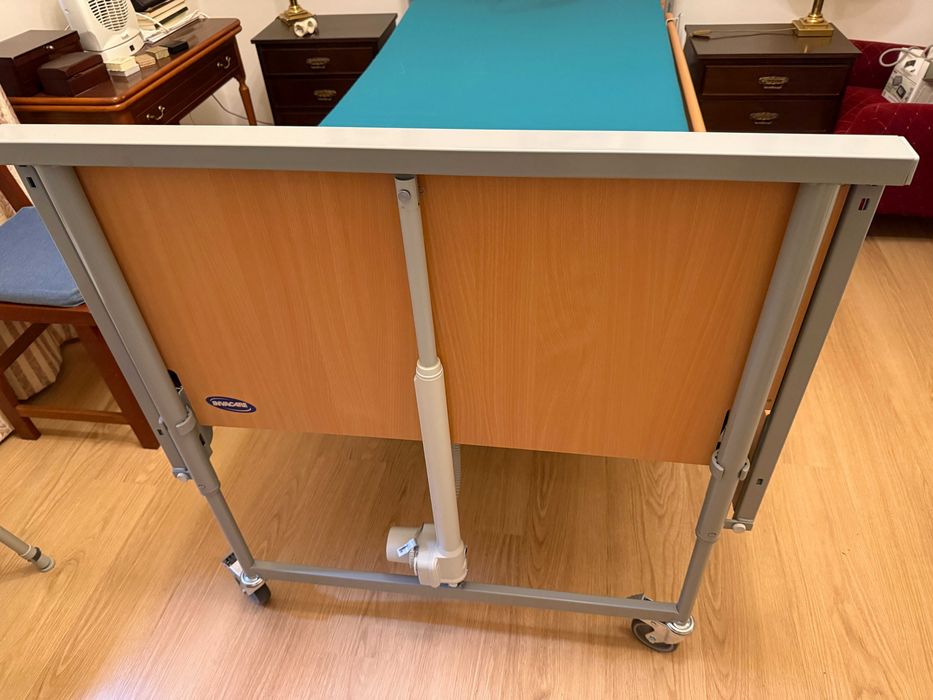 Cama articulada com colchão em excelente estado