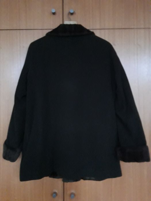 Casaco de Inverno da Cortefiel com gola e punhos de pelúcia (M)