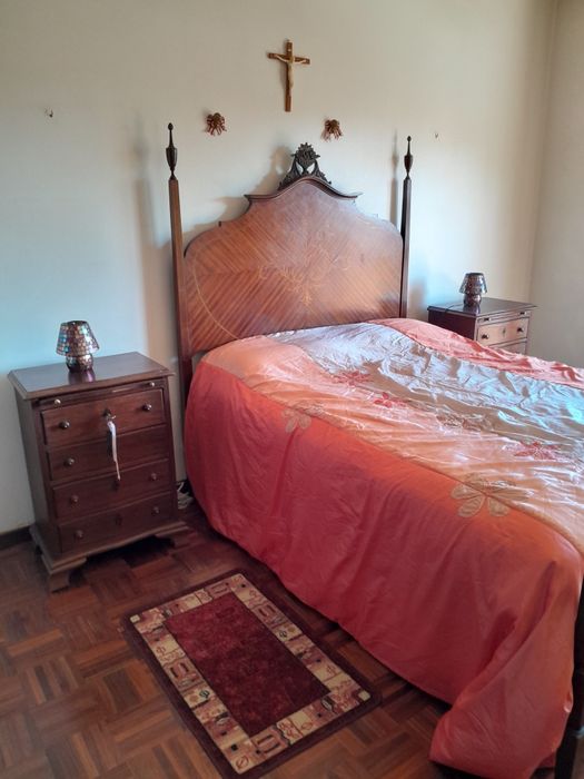 Cama casal e mesinhas madeira maciça