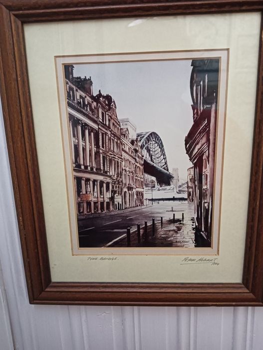 Duży obraz w drewnianej ramie. Hortensje w wazonie.