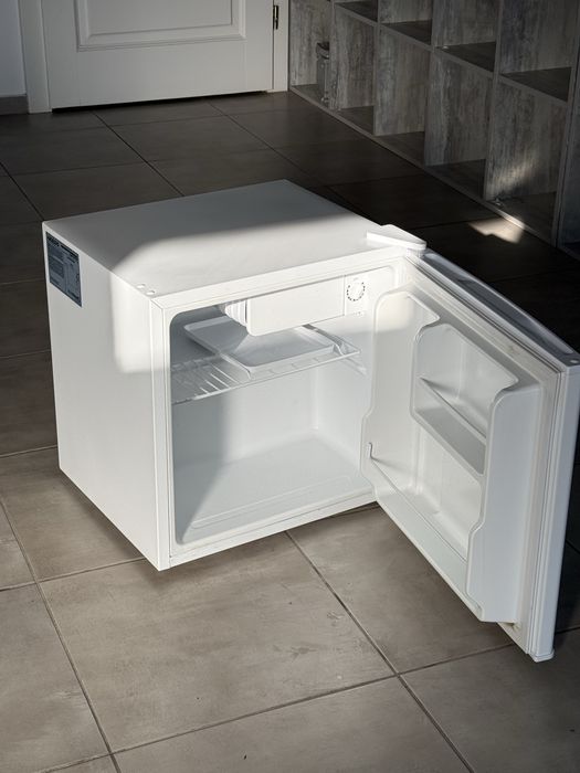 Продам однокамерний маленький холодильник Ardesto DFM-50W