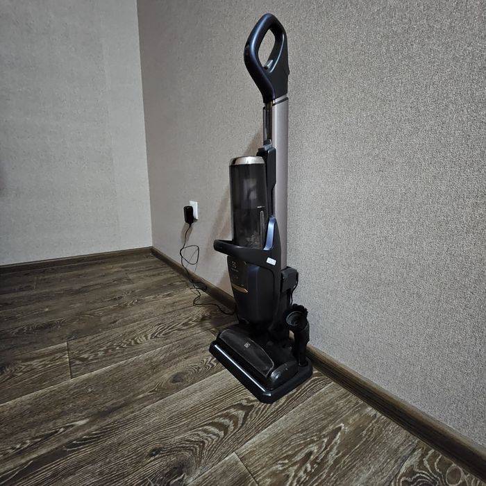 Electrolux Pure F9 PF91-6IBM — потужний акумуляторний пилосос 2в1!